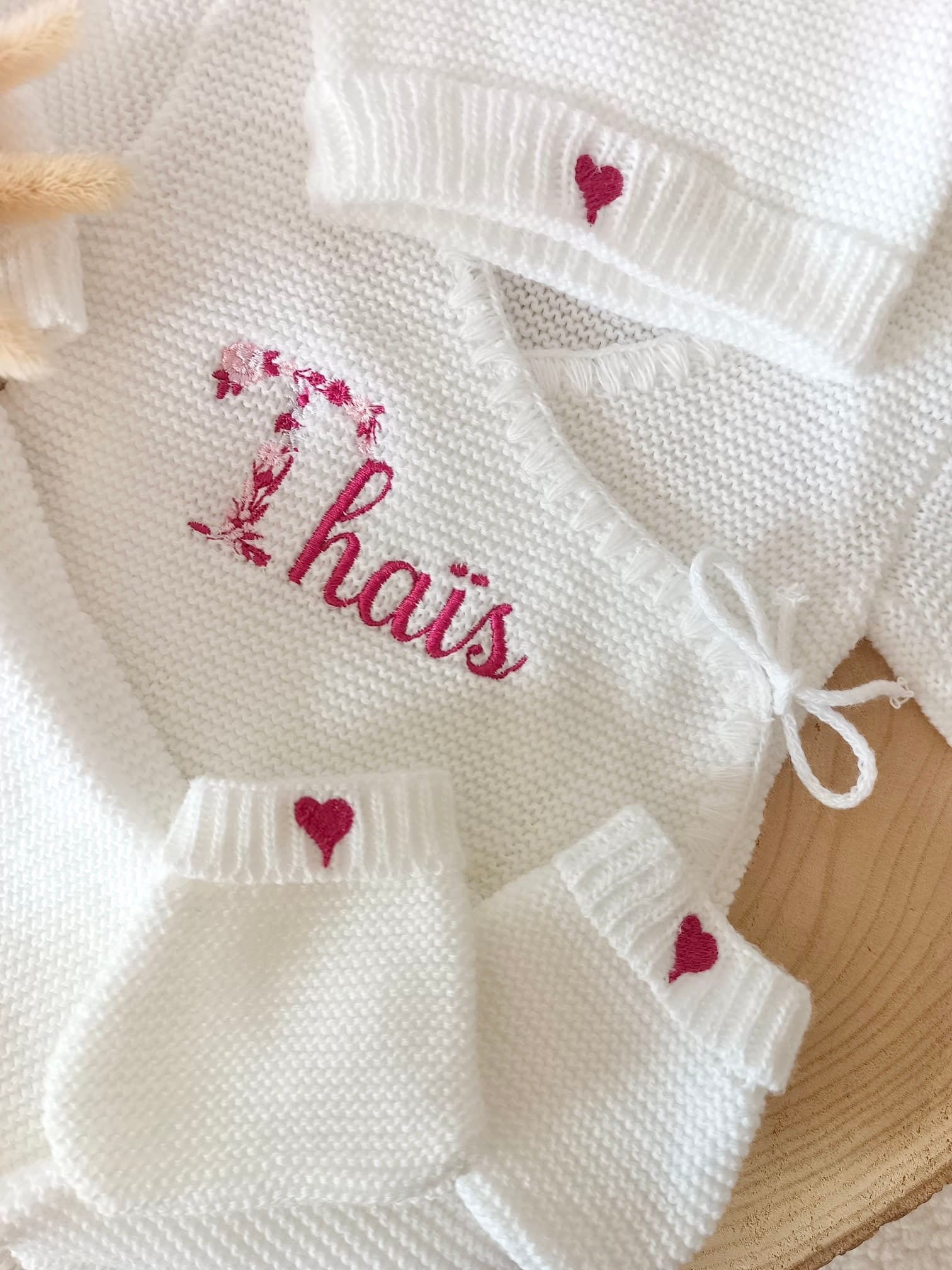 Tenue naissance blanc 0/3 mois - avec Lettre Fleuries à personnaliser + coeurs - personnalisable -