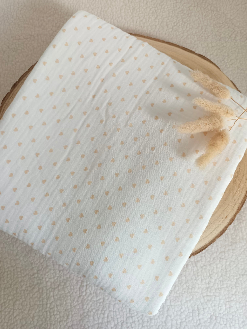 Couverture en gaze de coton blanc et polaire avec cœurs beige - personnalisable -
