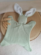 Doudou lapin avec oreilles polaire blanche en gaze de coton vert sauge