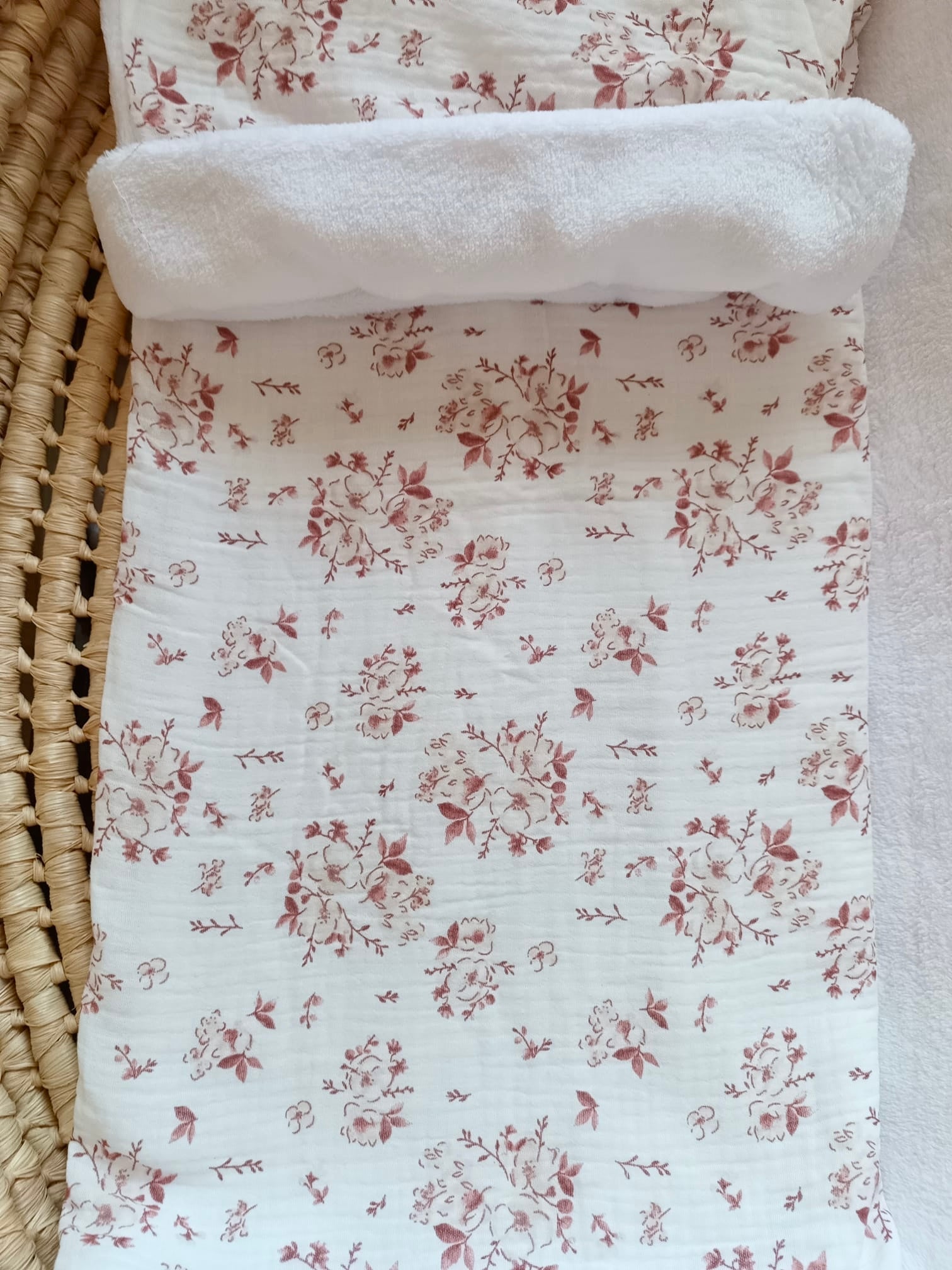 Couverture en gaze de coton et polaire fleurs de coton tons bordeaux/framboise