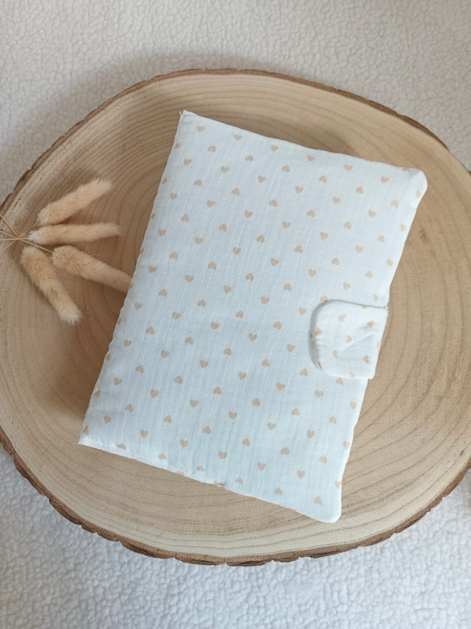 Protège carnet de santé avec cœurs beige - personnalisable -