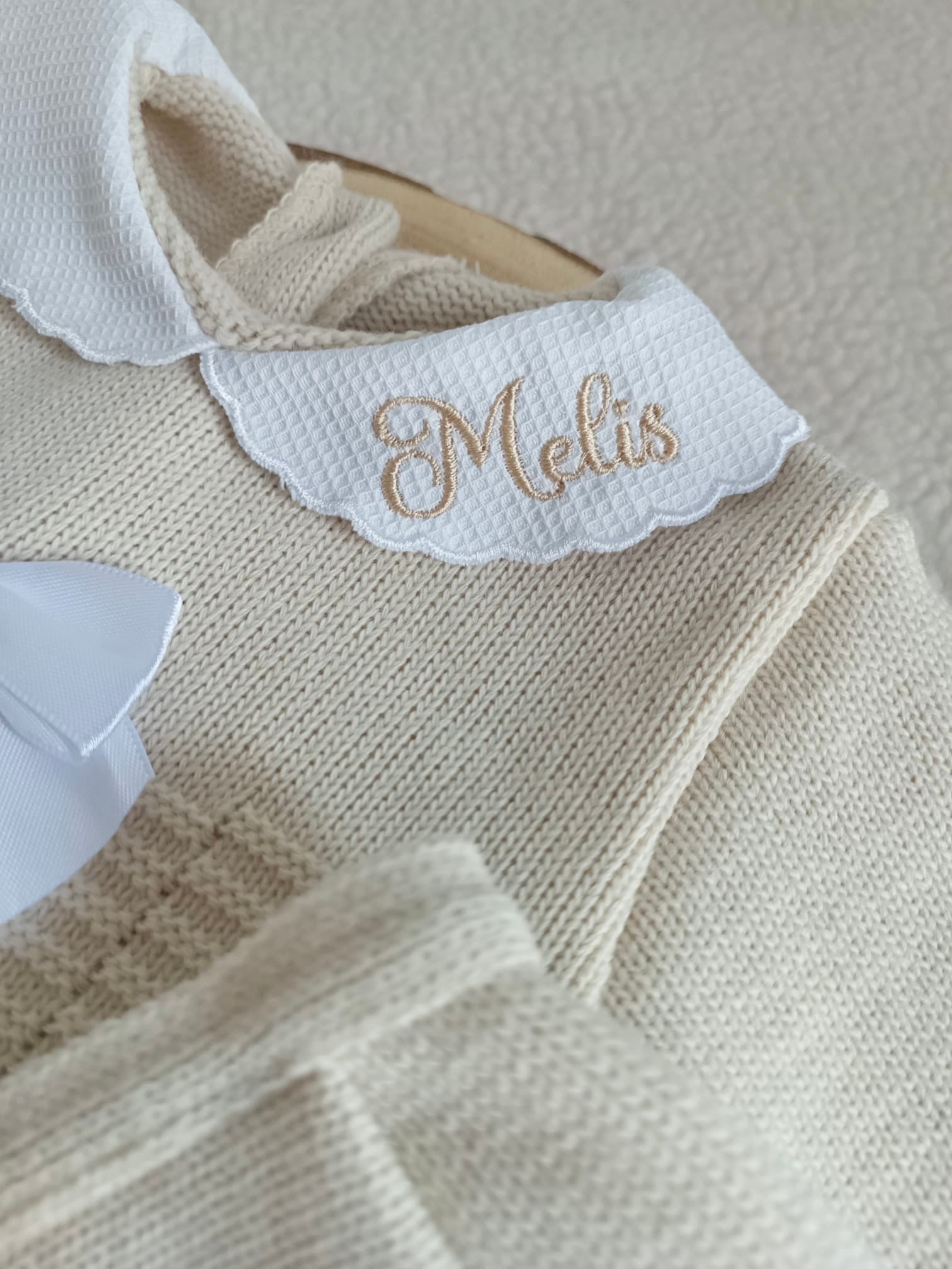 Ensemble complet beige/blanc avec noeud satiné blanc 0/3 mois