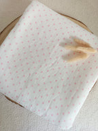 Couverture en gaze de coton blanc et polaire avec cœurs rose - personnalisable -