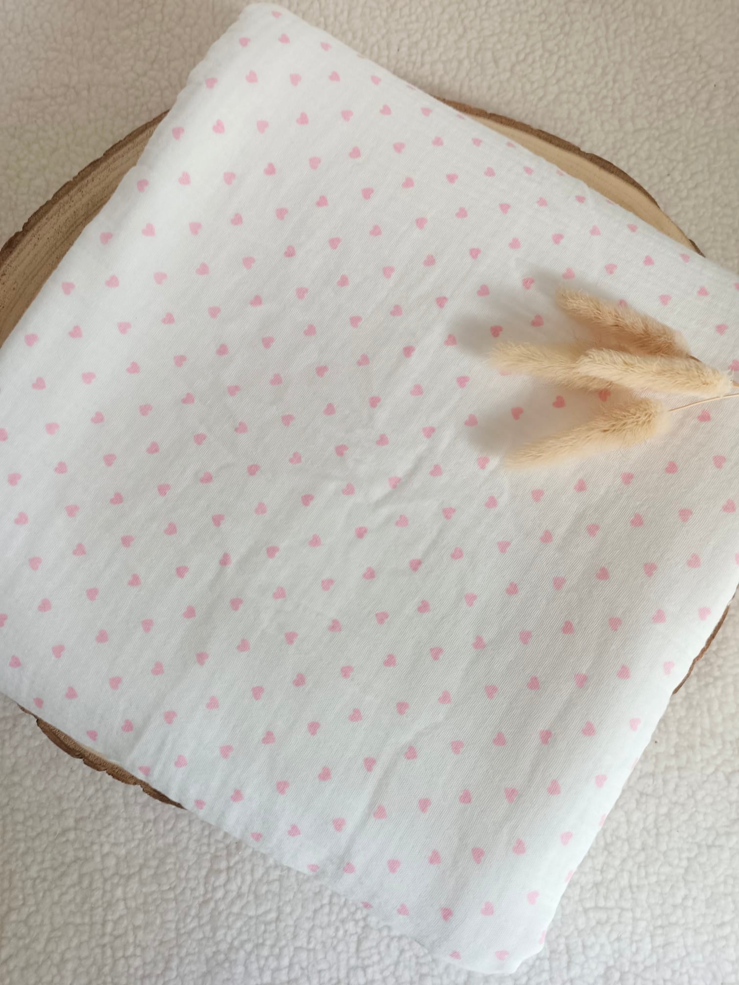 Couverture en gaze de coton blanc et polaire avec cœurs rose - personnalisable -
