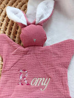 Doudou lapin avec oreilles polaire blanche gaze de coton framboise