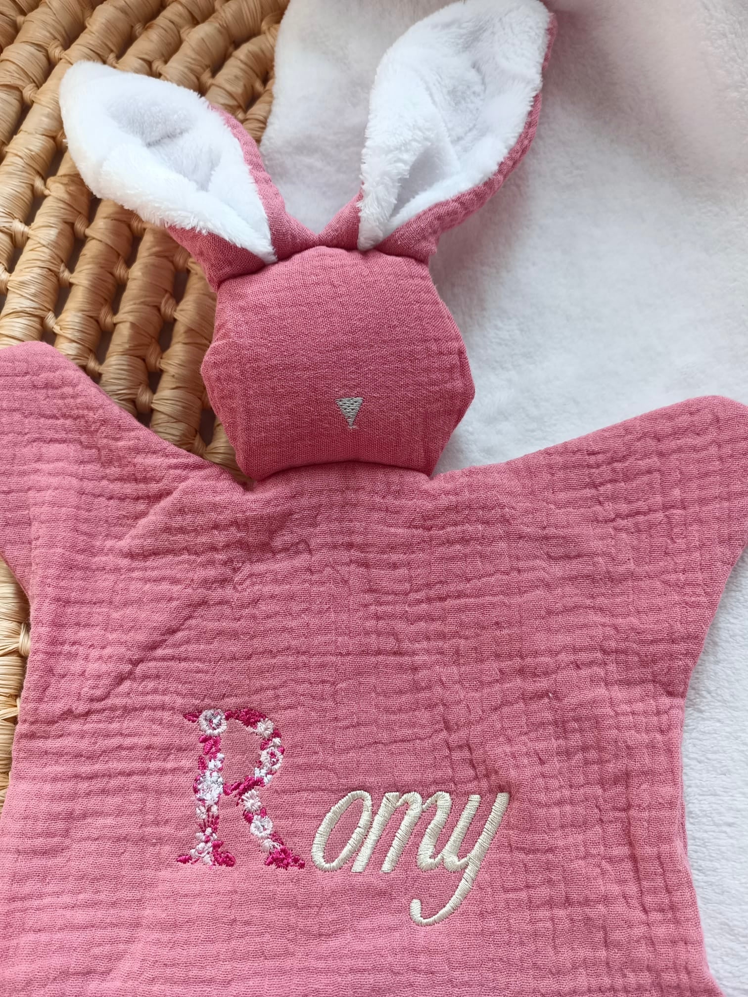 Doudou lapin avec oreilles polaire blanche gaze de coton framboise