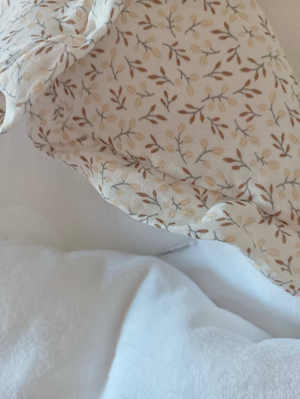 Nid d'ange en gaze de coton blanc  fleurie tons beige/marron