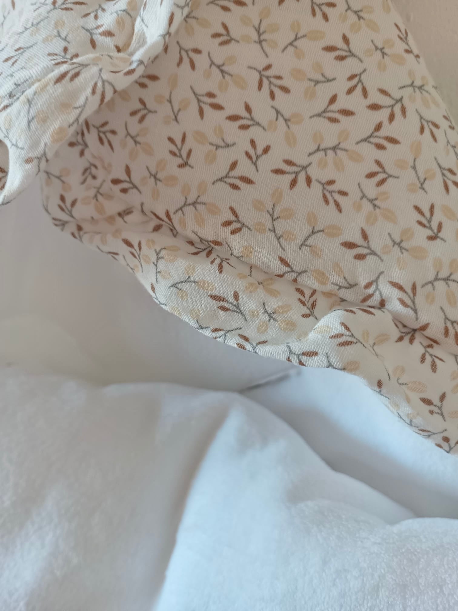Nid d'ange en gaze de coton blanc  fleurie tons beige/marron