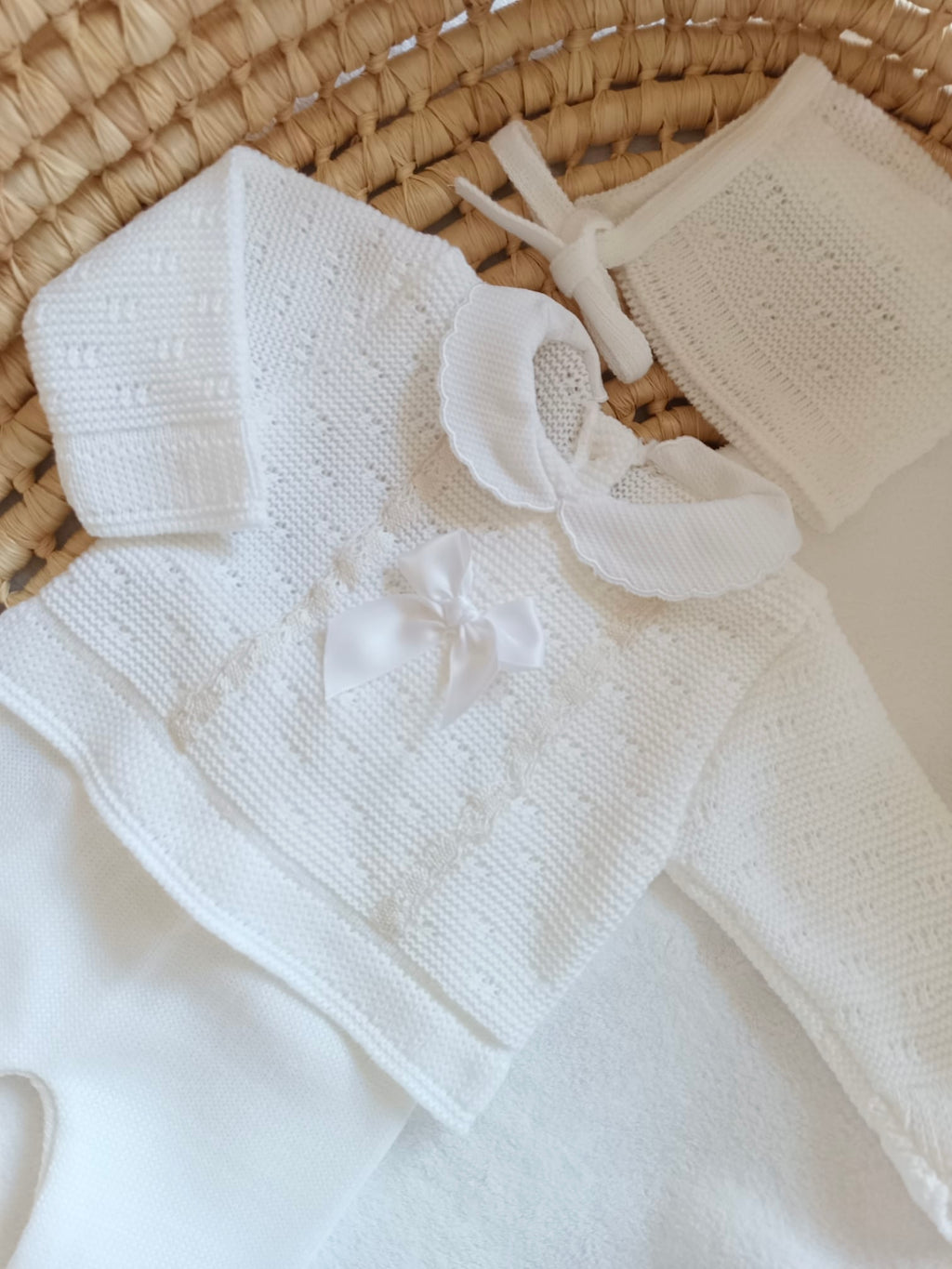 Ensemble complet naissance blanc avec noeud satiné blanc + détails dentelle 0/3 mois