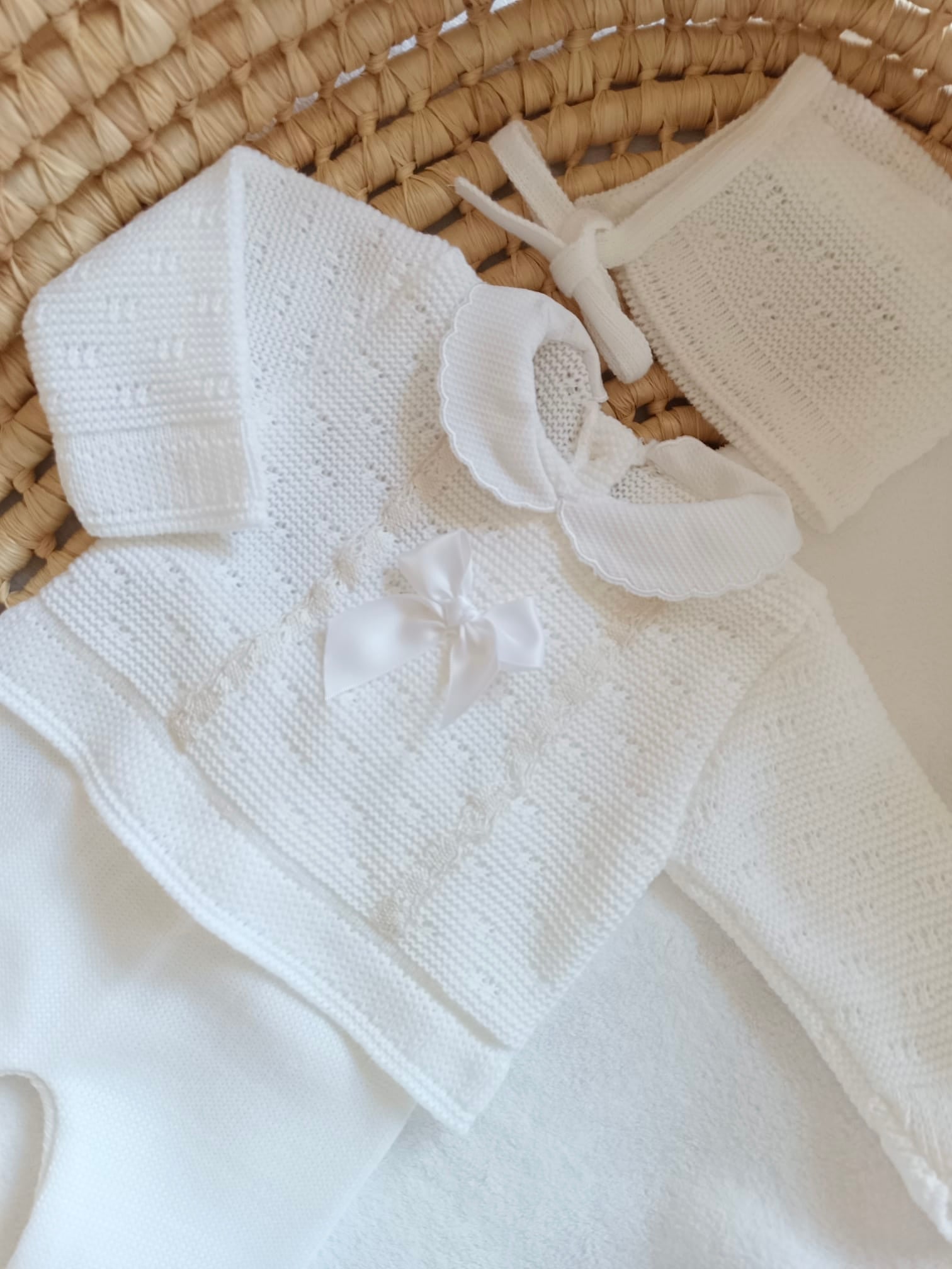 Ensemble complet naissance blanc avec noeud satiné blanc + détails dentelle 0/3 mois