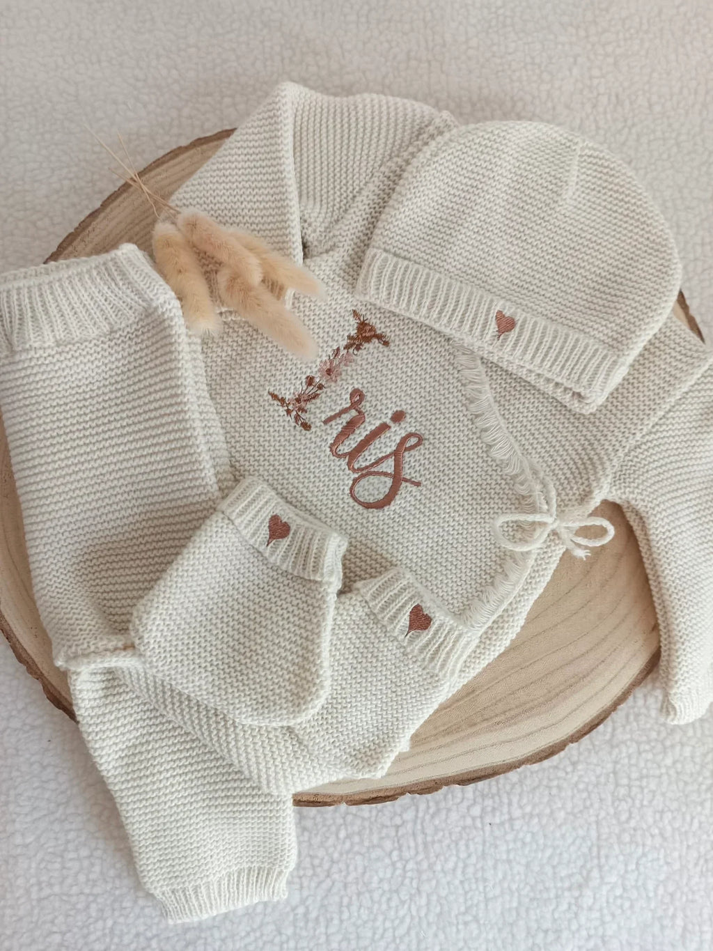 Ensemble naissance personnalisé 4 pièces en maille – lettre fleurie