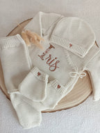 Ensemble naissance personnalisé 4 pièces en maille – lettre fleurie