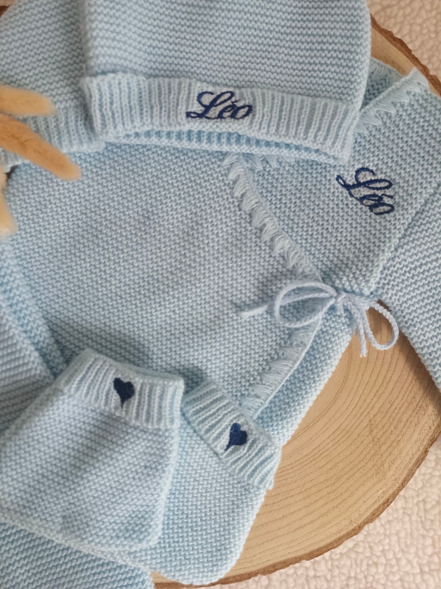 Tenue naissance 0/3 mois en maille bleu ciel - personnalisable