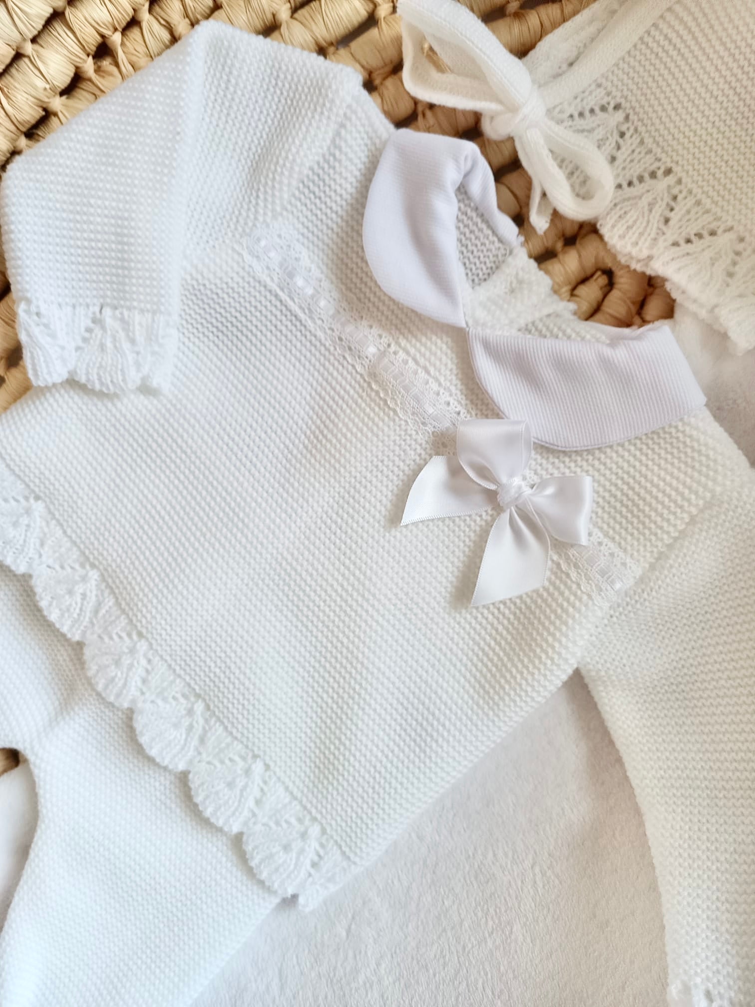 Ensemble complet blanc avec détails dentelle + petit noeud satine blanc 0/3 mois
