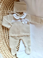 Ensemble complet beige avec détails dentelle + petit noeud satine blanc 0/3 mois