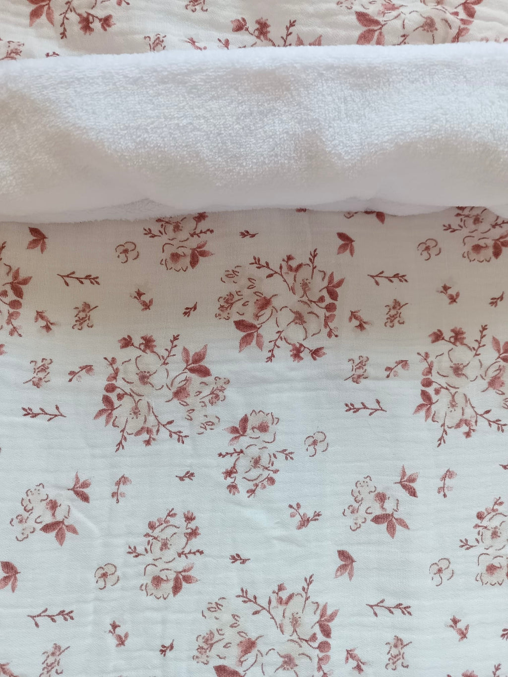 Couverture en gaze de coton et polaire fleurs de coton tons bordeaux/framboise