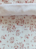 Couverture en gaze de coton et polaire fleurs de coton tons bordeaux/framboise