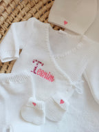 Tenue naissance blanc 0/3 mois - avec Lettre Fleuries à personnaliser + coeurs - personnalisable -