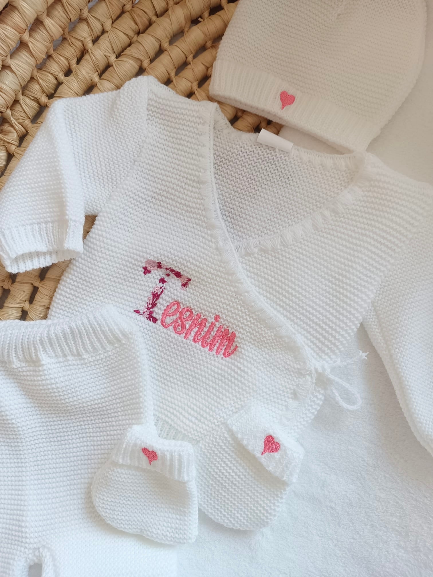 Tenue naissance blanc 0/3 mois - avec Lettre Fleuries à personnaliser + coeurs - personnalisable -