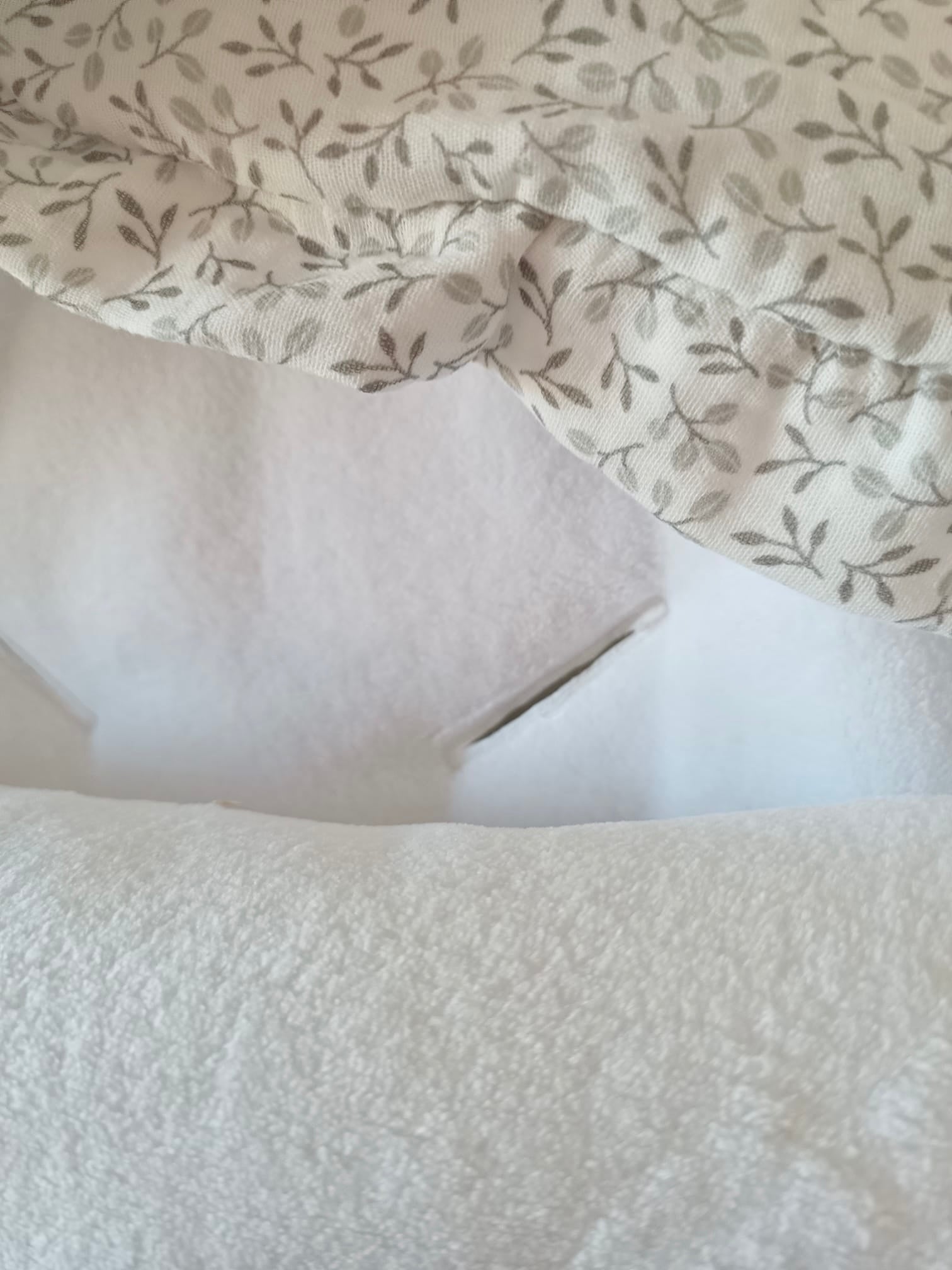 Nid d'ange en gaze de coton blanc  fleurie tons gris
