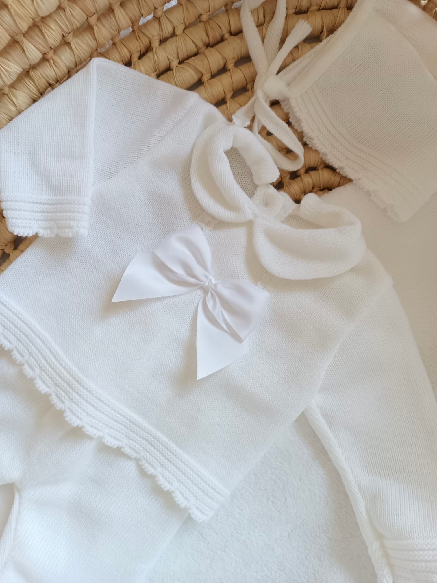 Ensemble complet naissance 0/3 mois, blanc avec détails et noeud satiné blanc