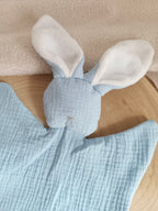 Doudou lapin avec oreilles blanche en gaze de coton bleu ciel