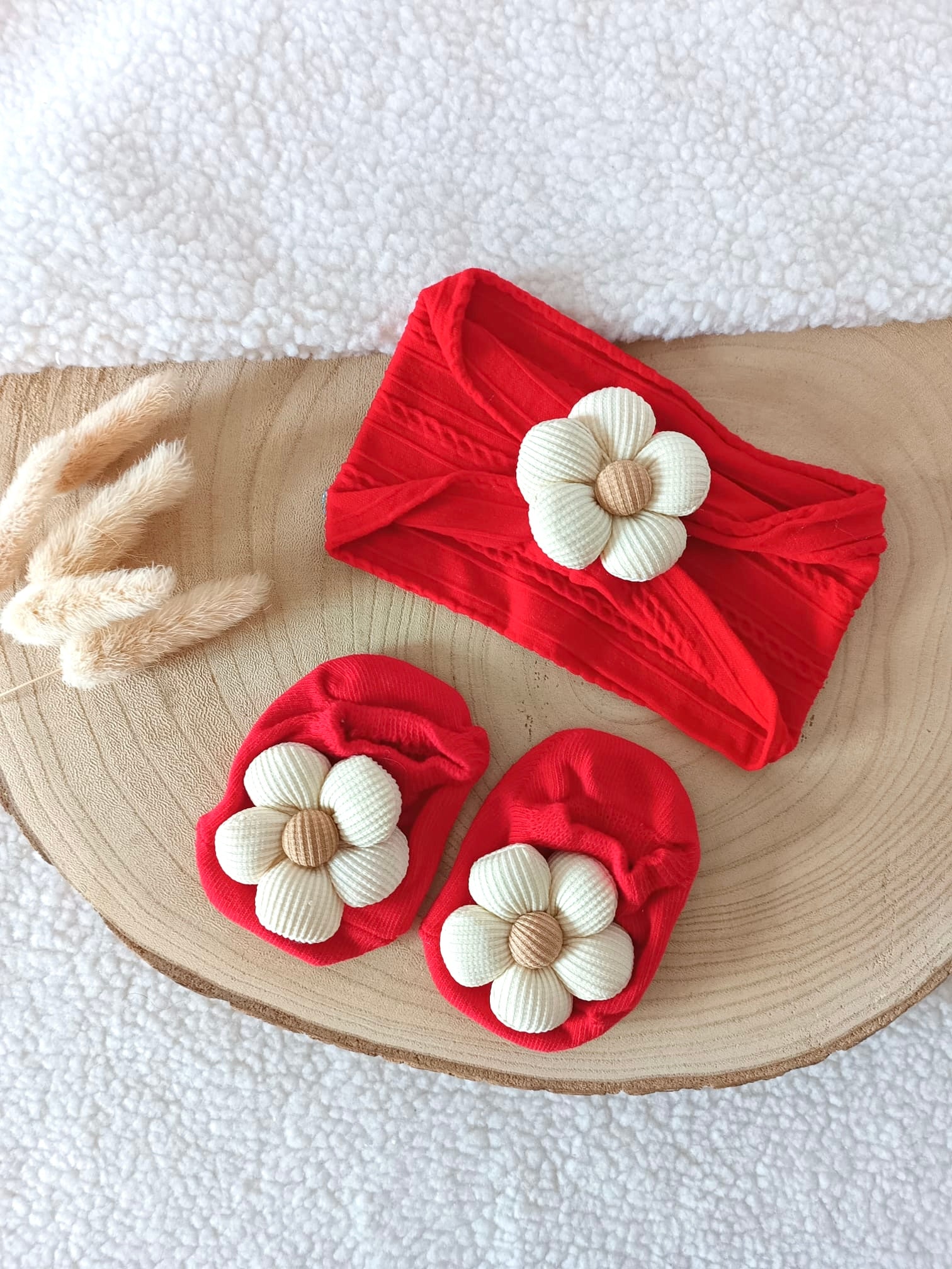 Bandeau élastique rouge avec fleurs tu + chaussons assortis 0/10 mois