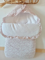 Nid d'ange en gaze de coton blanc  fleurie tons rose/fushia
