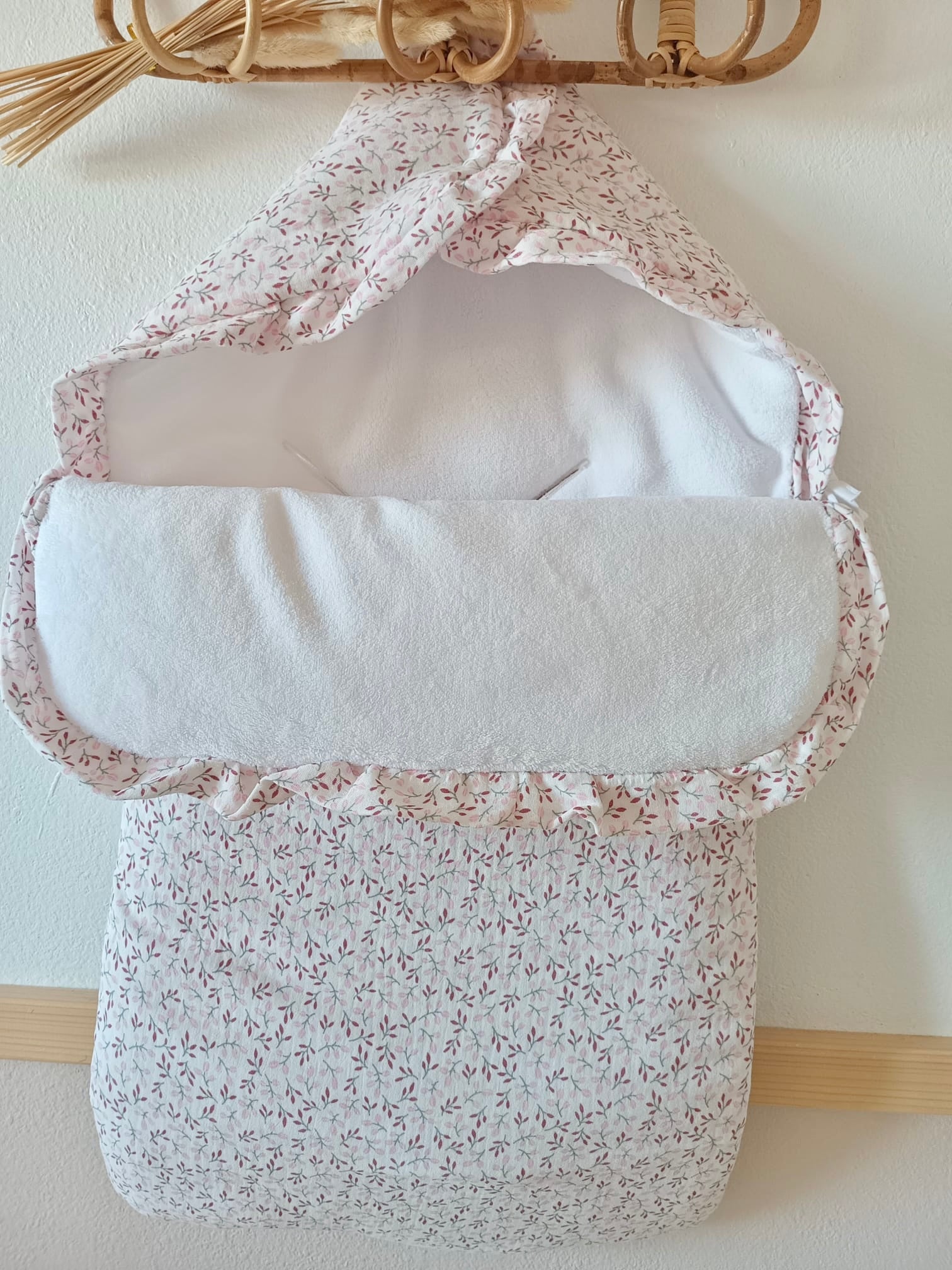 Nid d'ange en gaze de coton blanc  fleurie tons rose/fushia