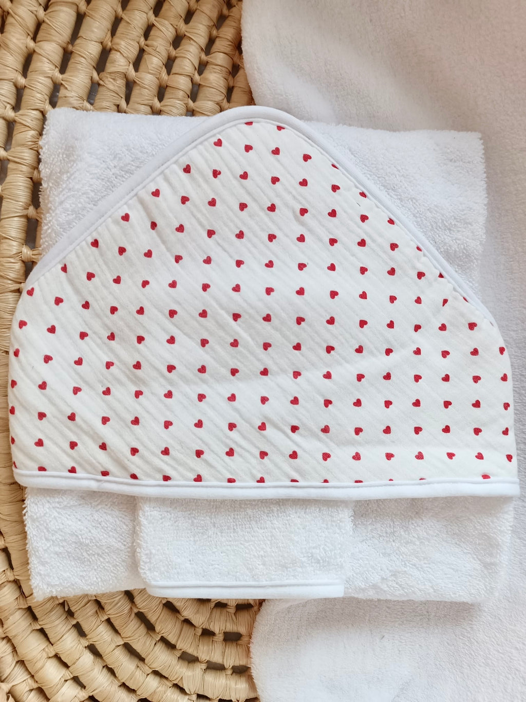 Cape de bain en gaze de coton cœurs rouge - personnalisable -