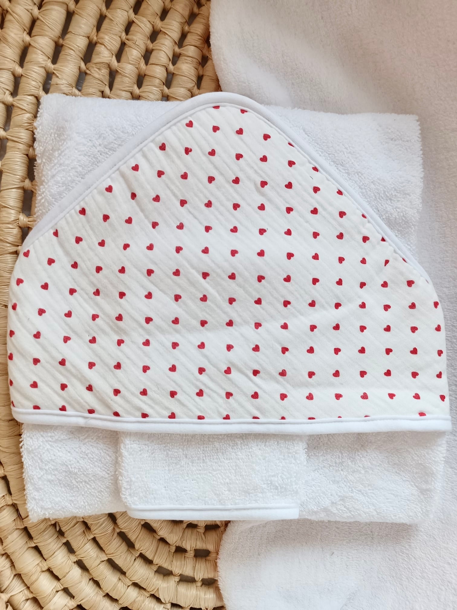 Cape de bain en gaze de coton cœurs rouge - personnalisable -