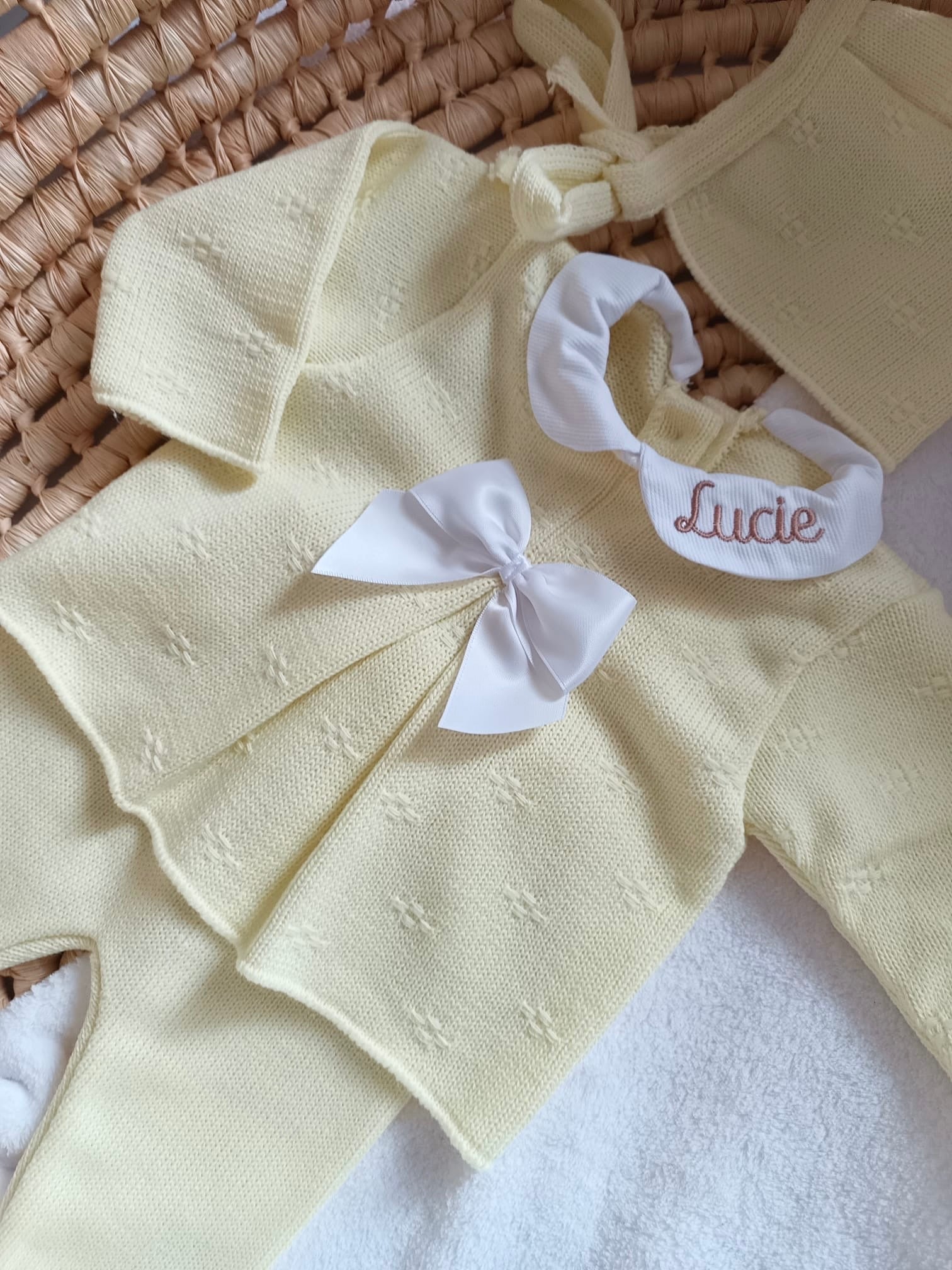 Ensemble complet jaune avec noeud satiné blanc 0/3 mois