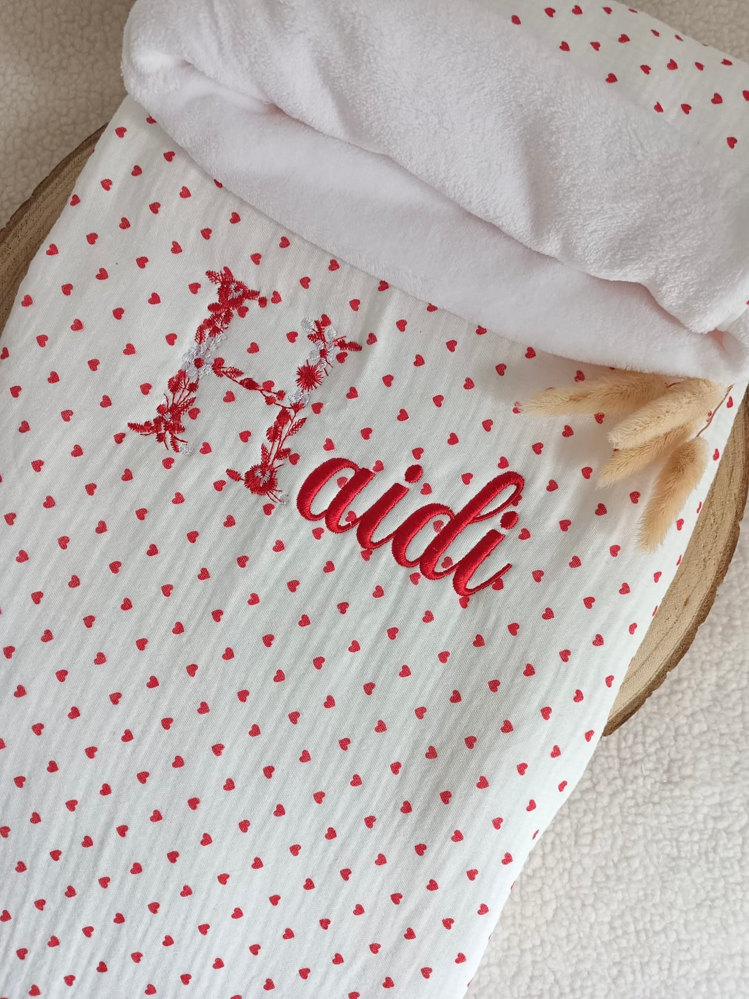 Couverture en gaze de coton blanc et polaire avec cœurs rouge - personnalisable -