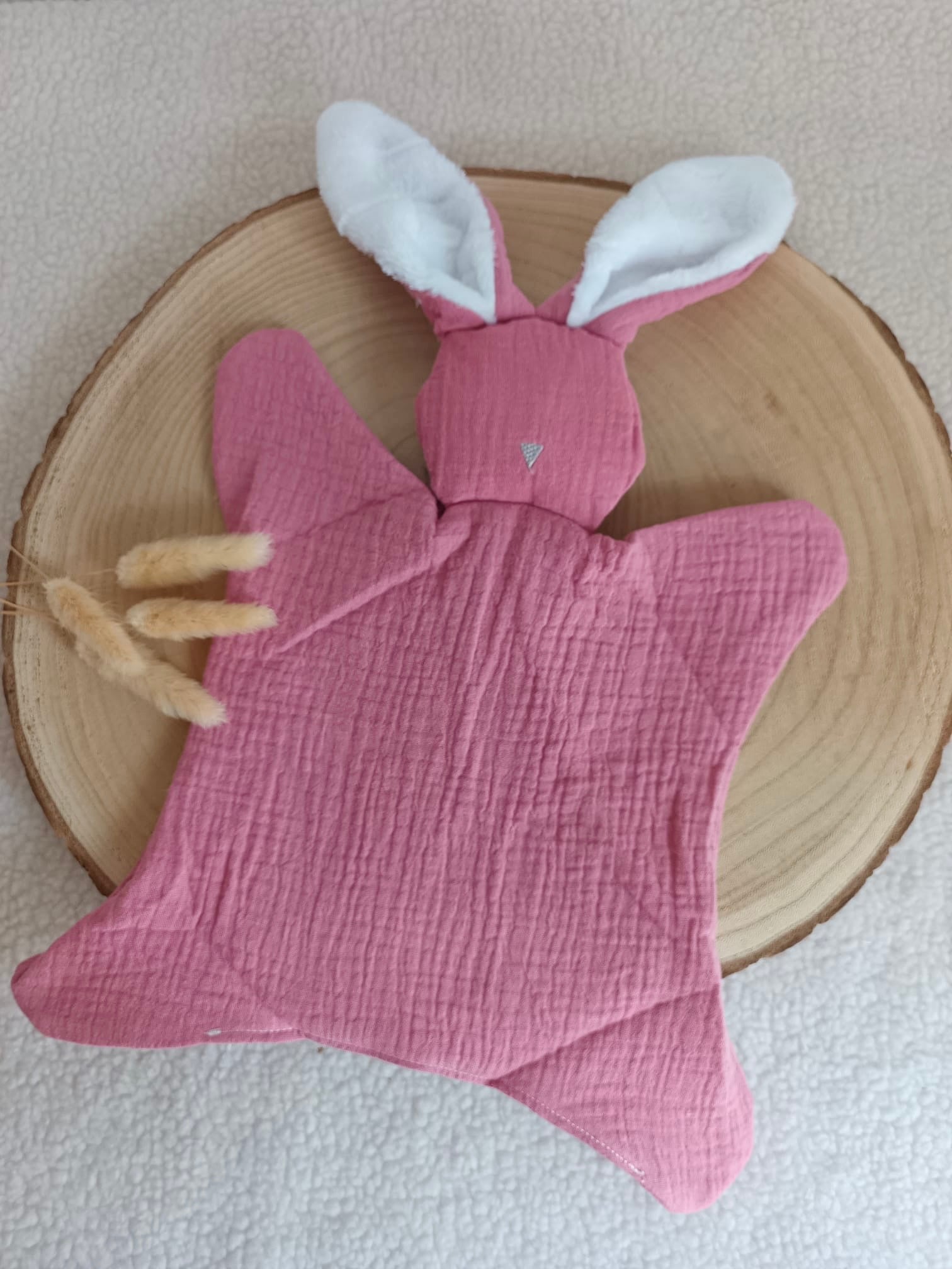 Doudou lapin avec oreilles polaire blanche gaze de coton framboise