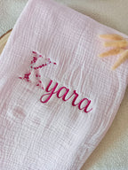 Couverture en gaze de coton et polaire rose - personnalisable -
