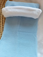 Couverture maille bleu ciel et polaire blanc - personnalisable -