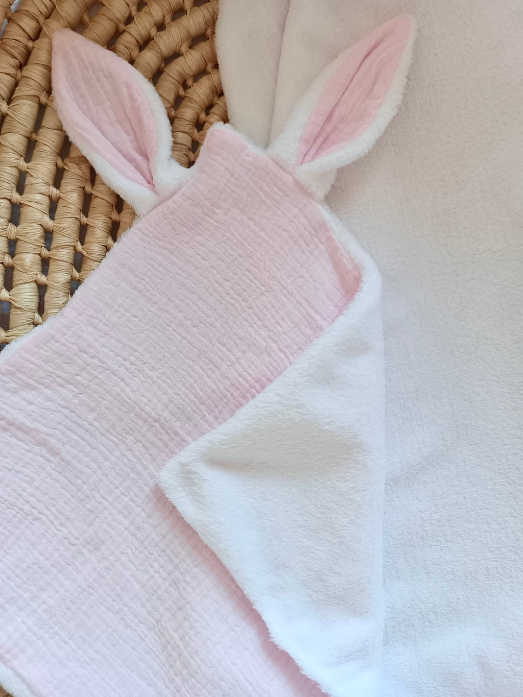 Doudou lange gaze de coton et polaire - rose - personnalisable -
