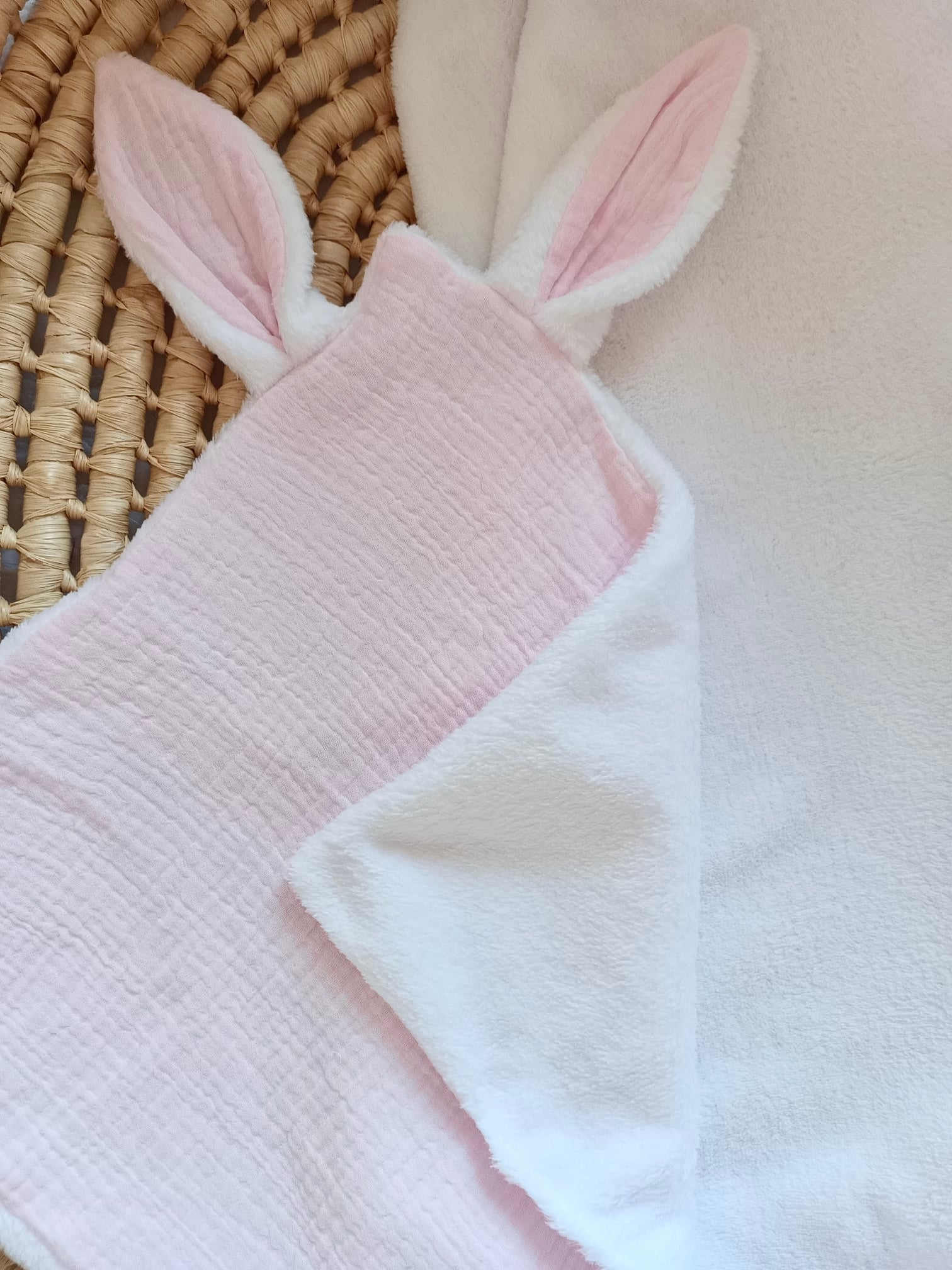 Doudou lange gaze de coton et polaire - rose - personnalisable -