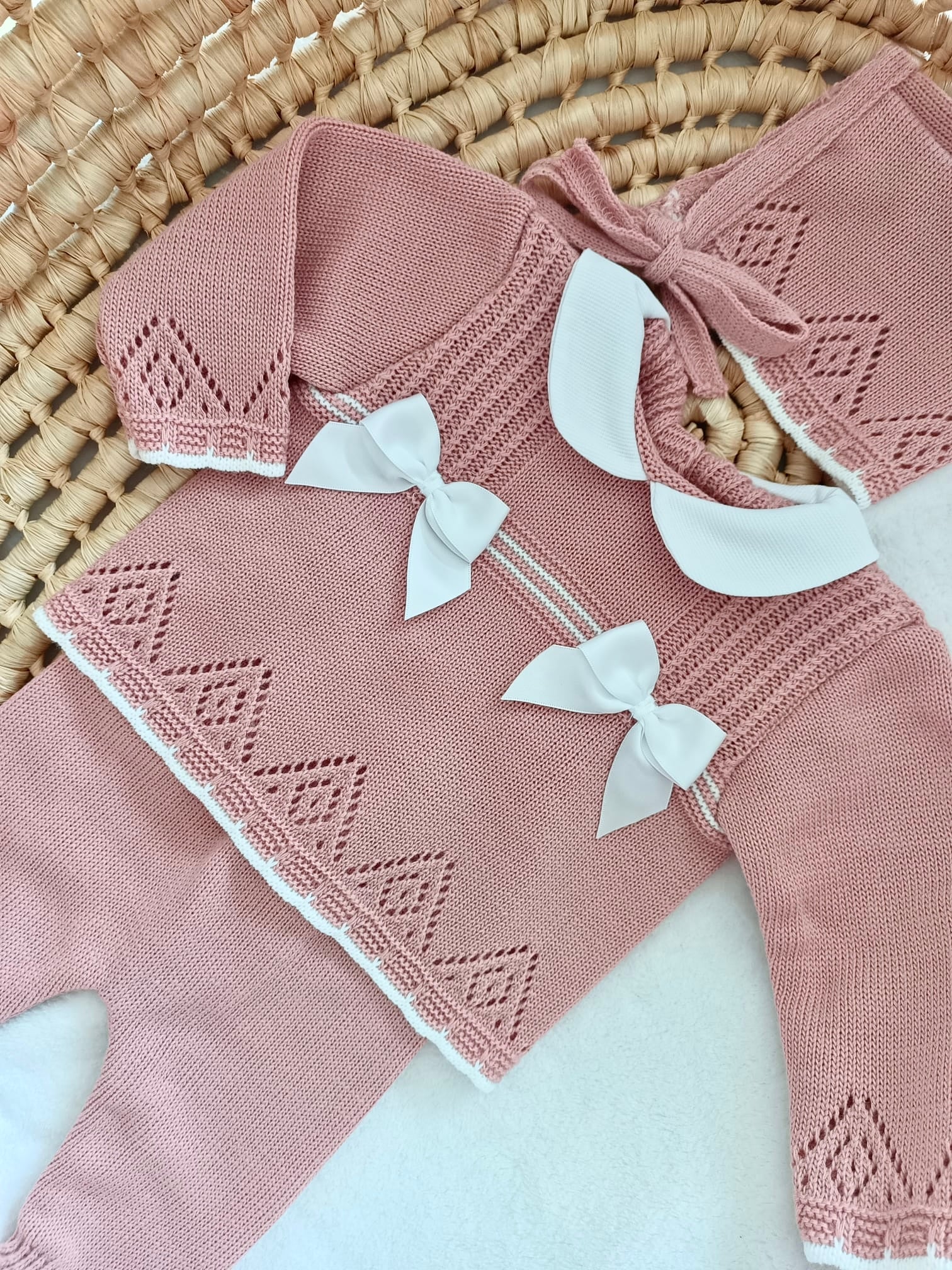 Ensemble complet naissance vieux rose 0/3 mois avec 2 noeuds satiné blanc