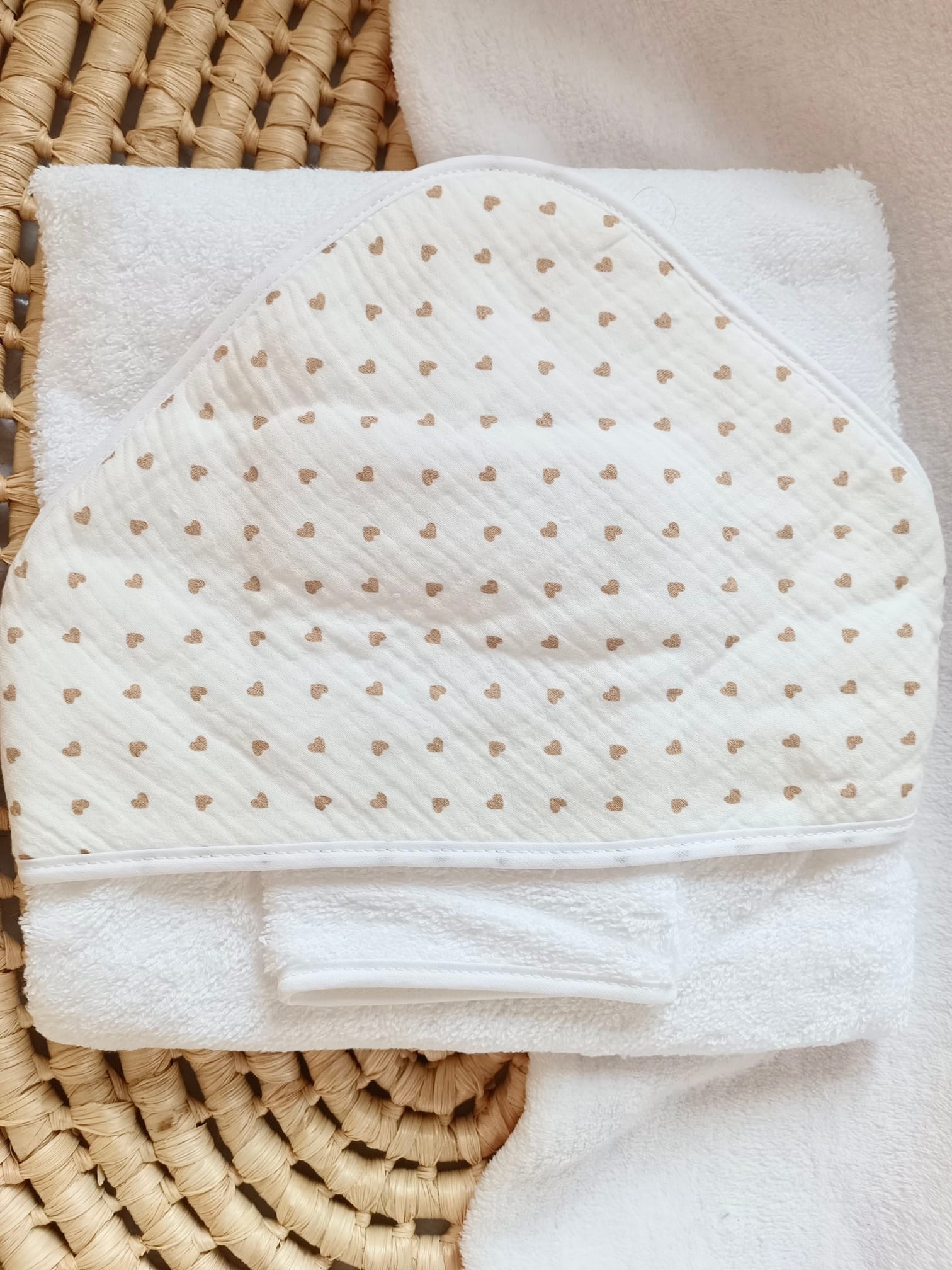 Cape de bain en gaze de coton cœurs beige - personnalisable -