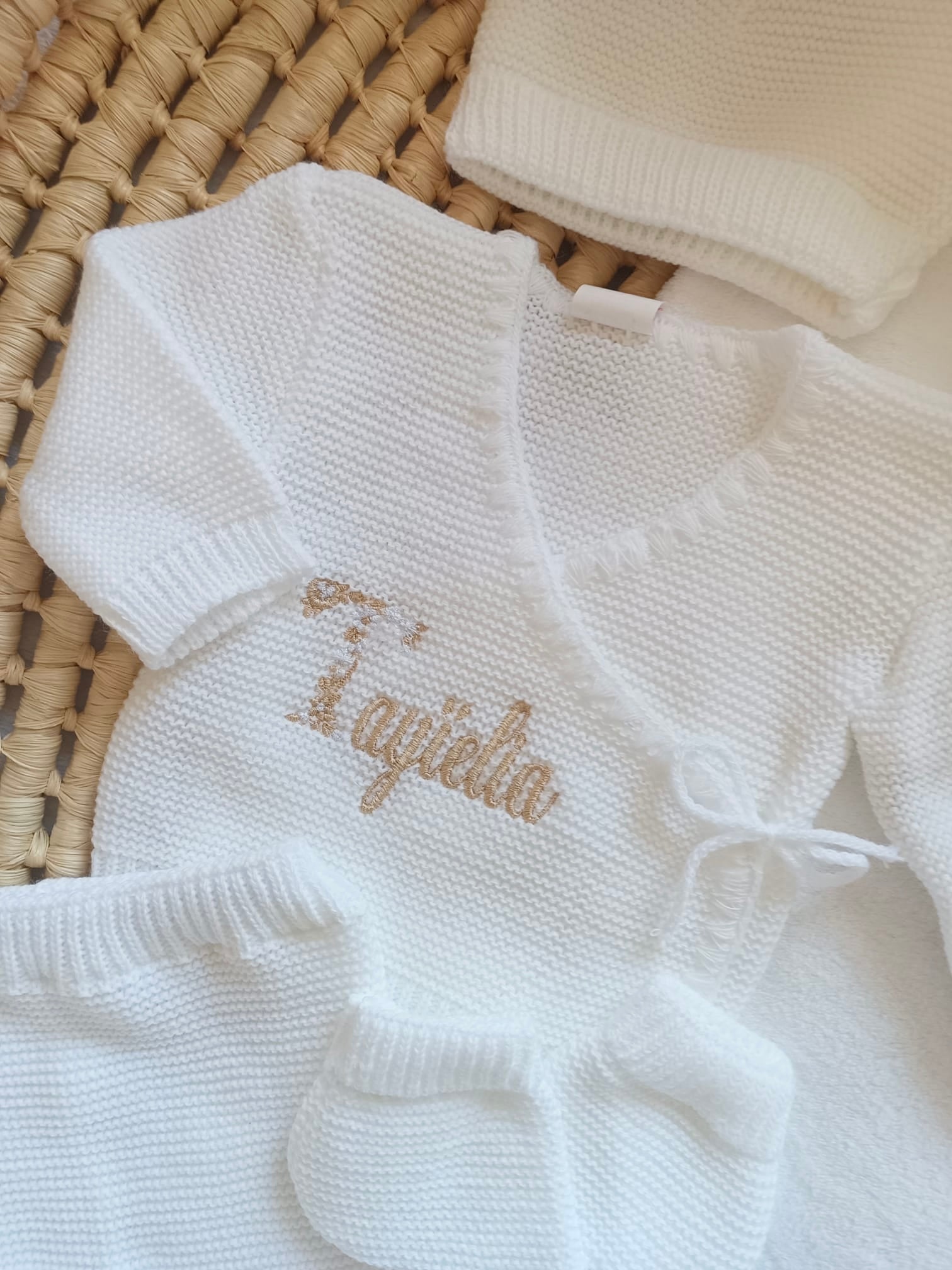 Tenue naissance blanc 0/3 mois - avec Lettre Fleuries à personnaliser + coeurs - personnalisable -