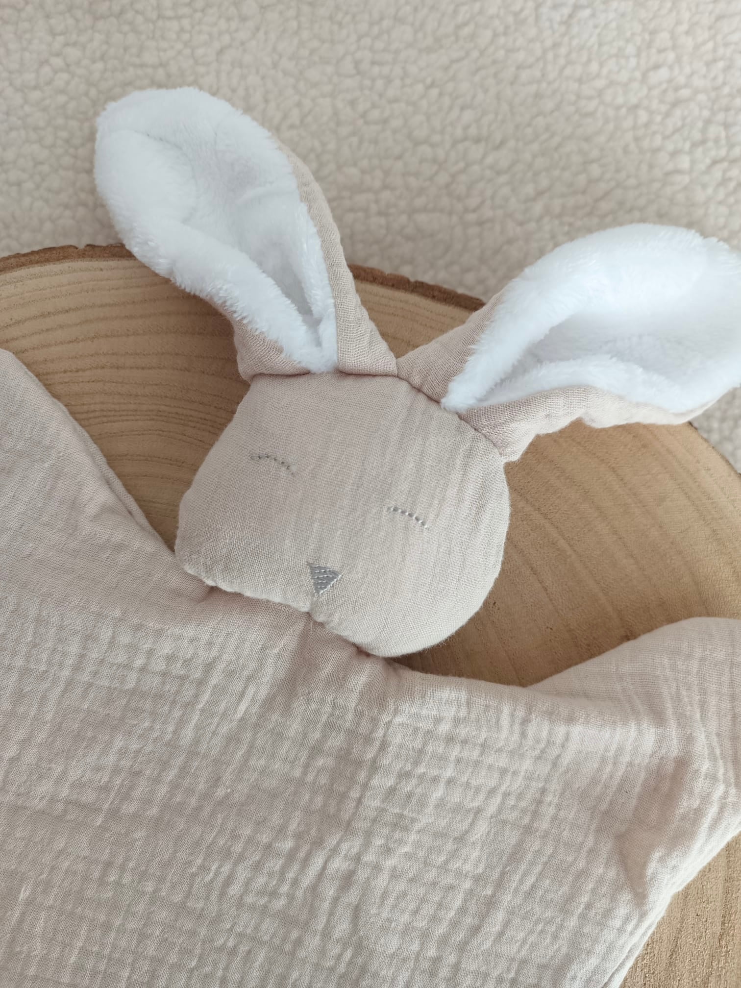 Doudou lapin yeux avec oreilles polaire blanche en gaze de coton beige