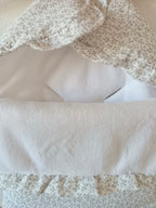 Nid d'ange en gaze de coton blanc  fleurie tons gris