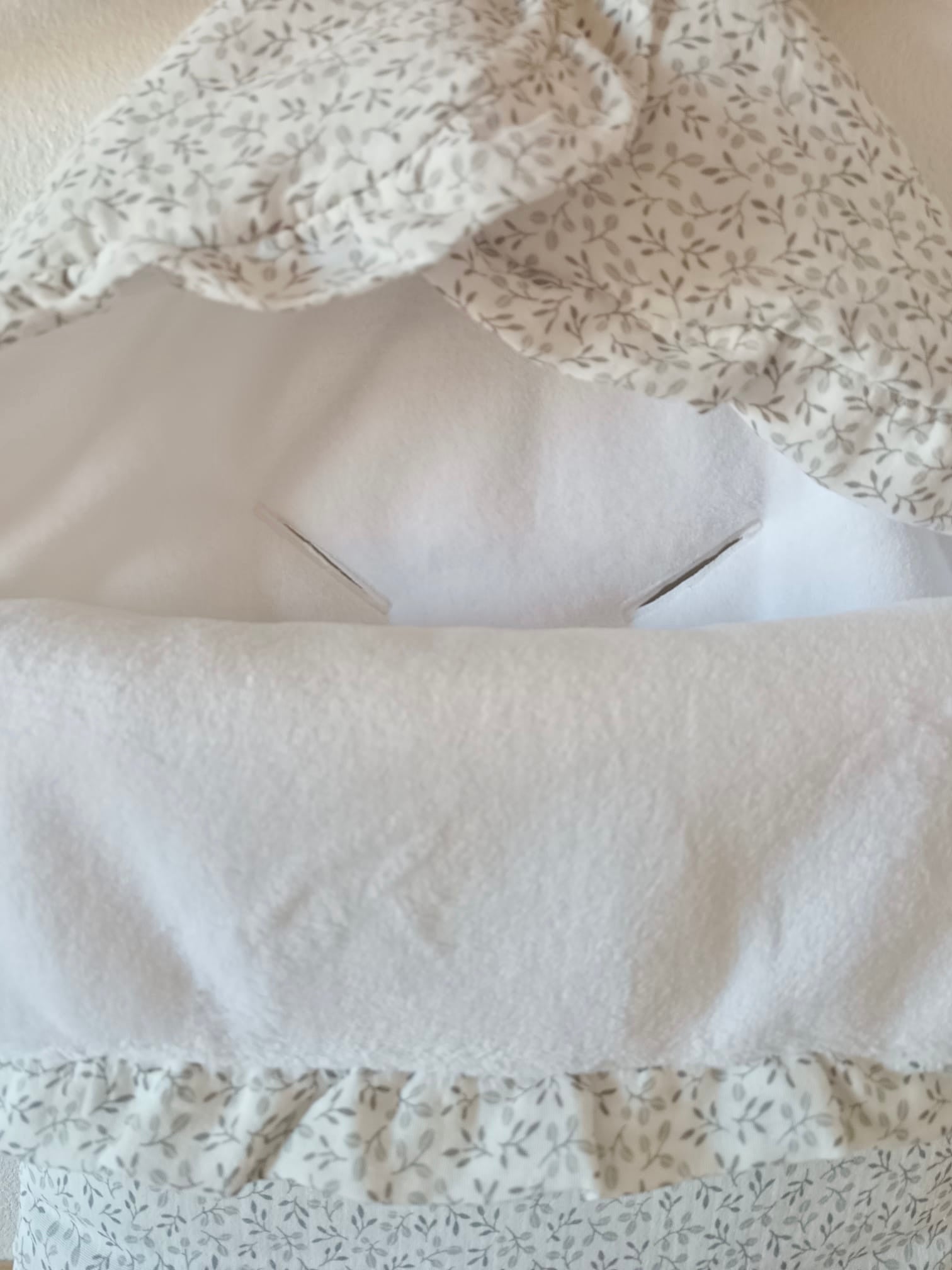 Nid d'ange en gaze de coton blanc  fleurie tons gris