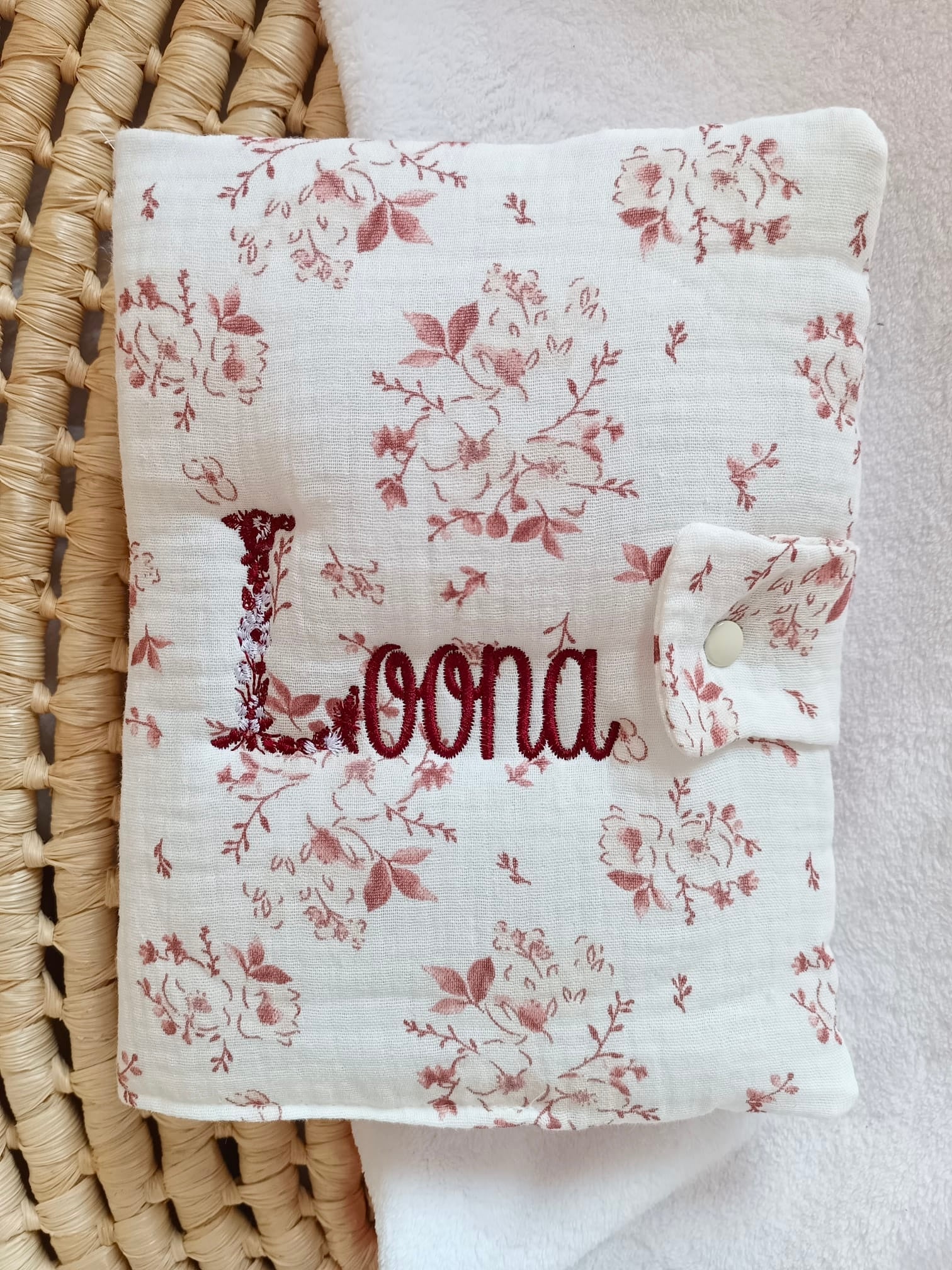 Protège carnet de santé en gaze de coton et polaire fleurs de coton tons bordeaux/framboise