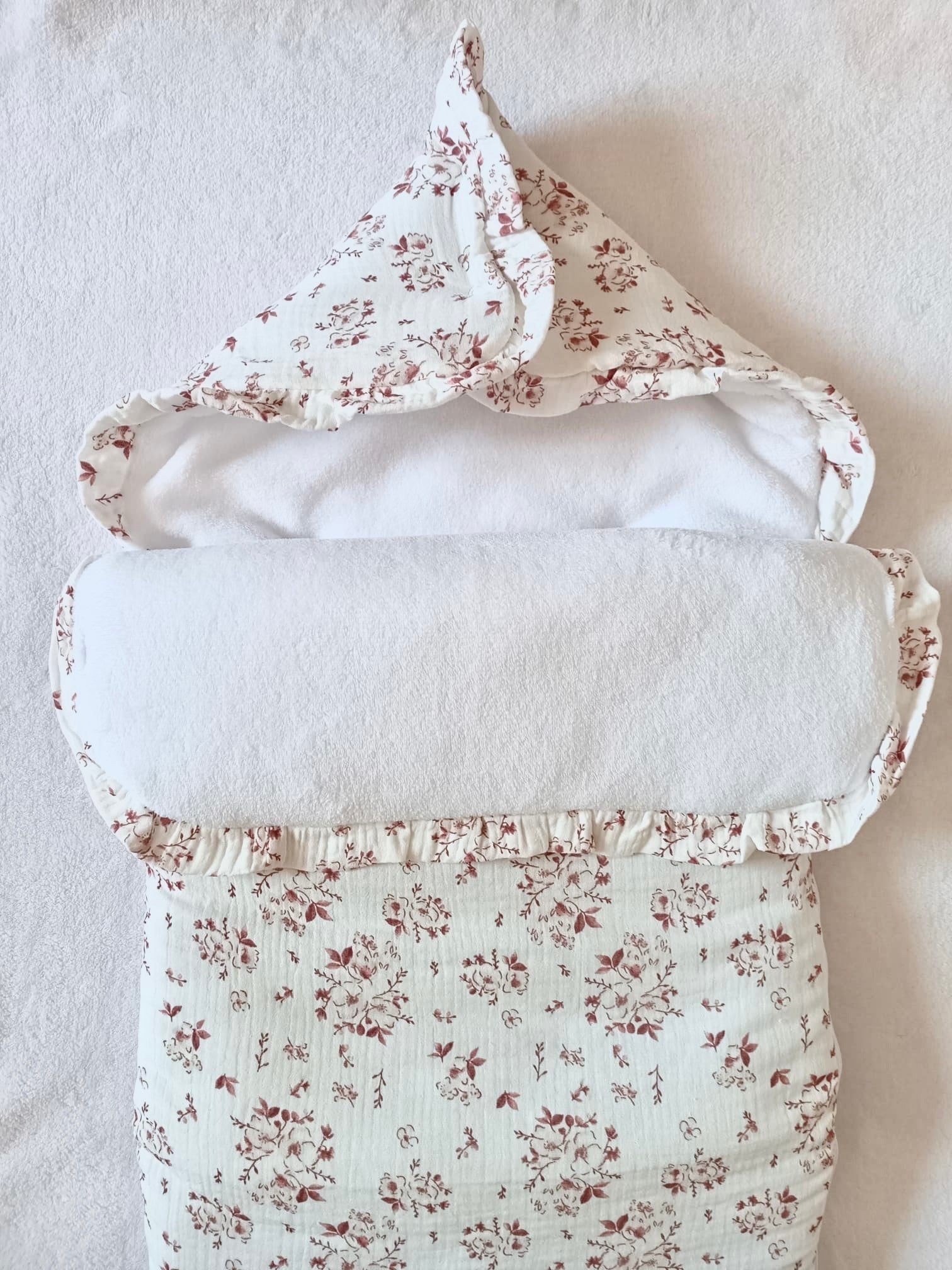 Nid d'ange en gaze de coton et polaire fleurs de coton tons bordeaux/framboise