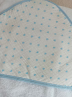 Cape de bain en gaze de coton cœurs bleu ciel - personnalisable -