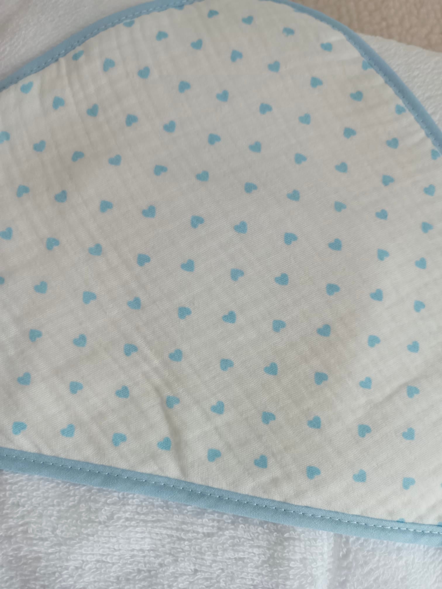 Cape de bain en gaze de coton cœurs bleu ciel - personnalisable -
