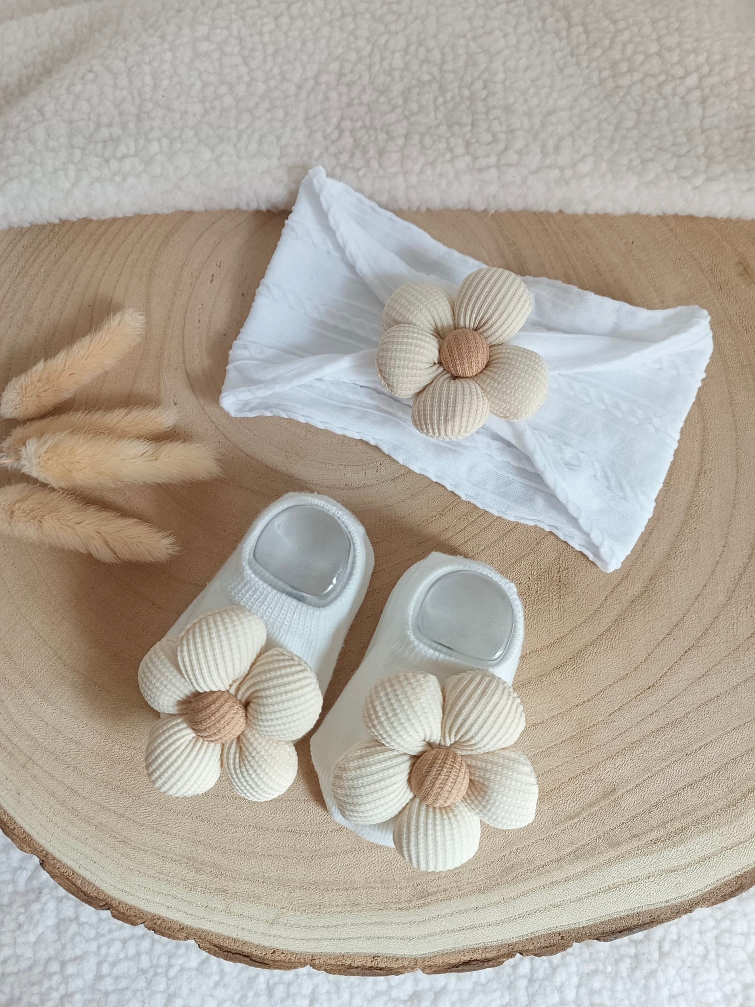 Bandeau élastique beige/abricot fleurs TU + chaussons assortis 0/10 mois