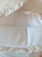 Nid d'ange en gaze de coton blanc  fleurie tons beige/marron